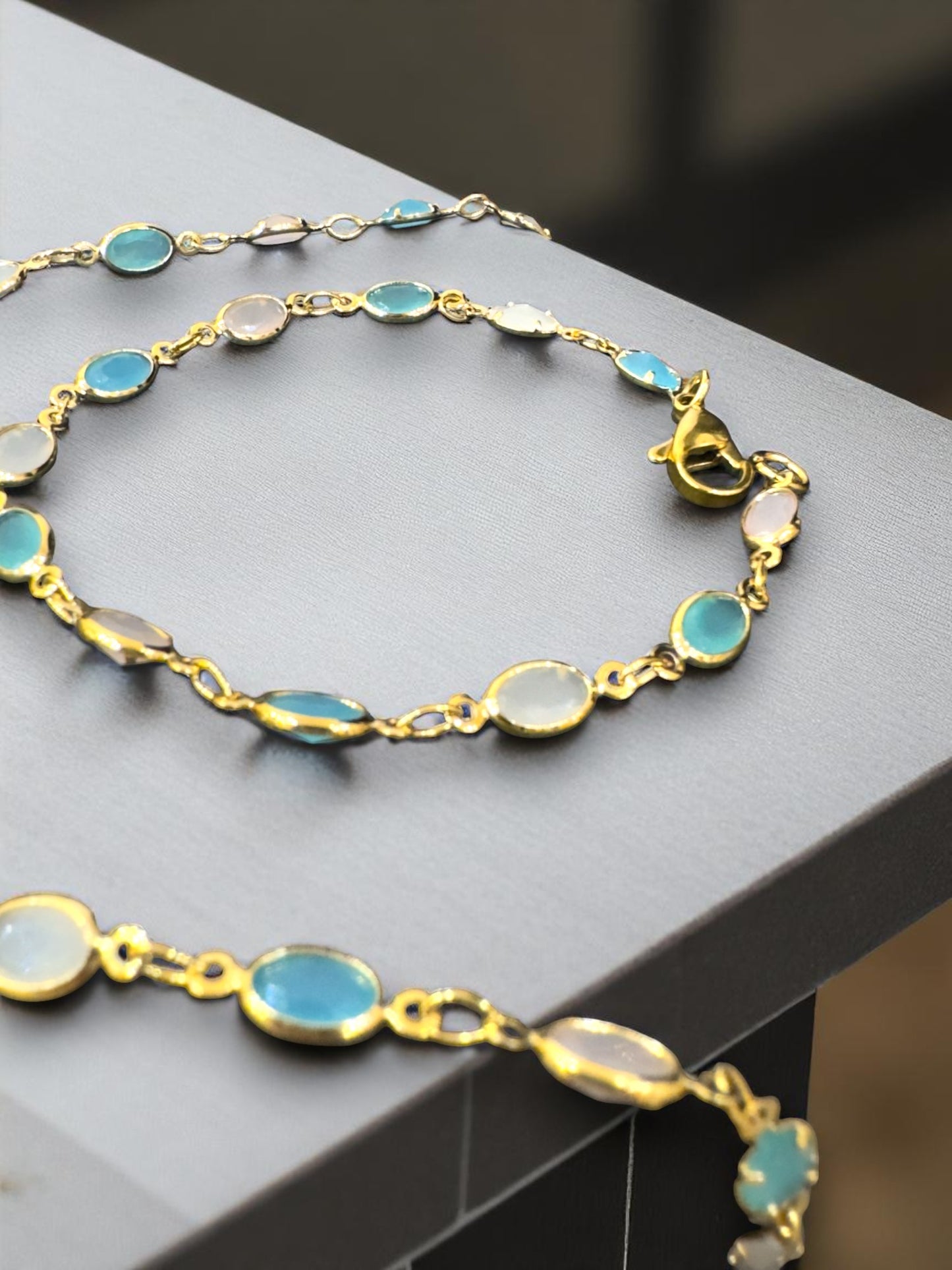 Гривна за крак Aurelie в нежно розово и синьо